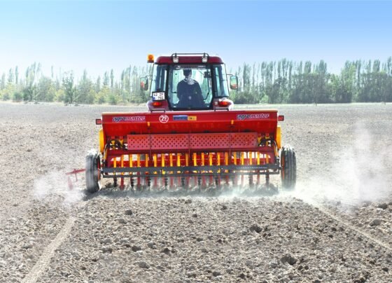 Har bij ki sahi jagah tay karti hai seed drill machine