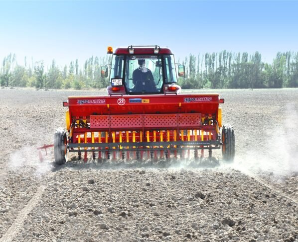 Har bij ki sahi jagah tay karti hai seed drill machine